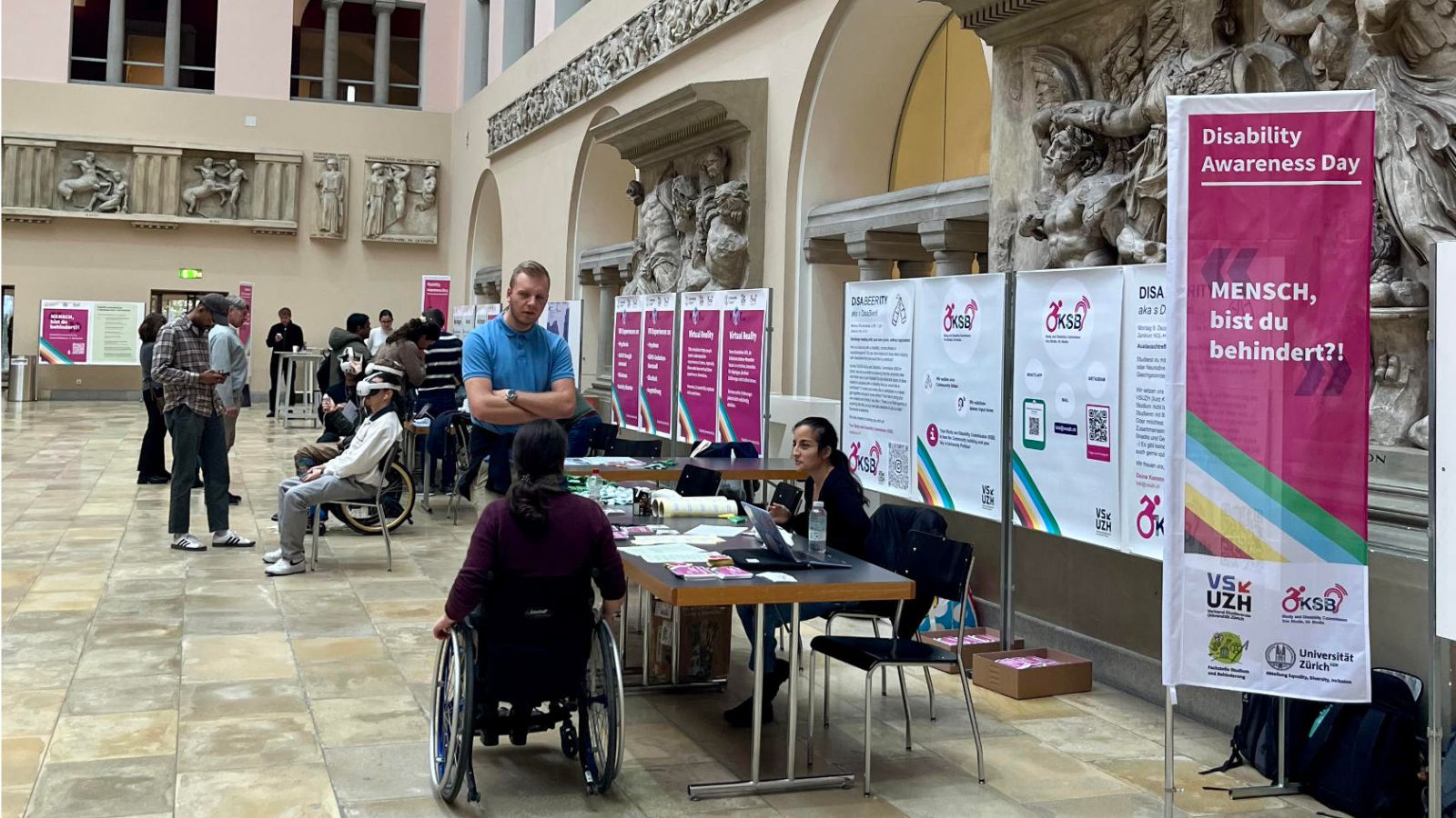Nicht nur infrastrukturelle Anpassungen, sondern auch aufmerksame Interaktion und ein Bewusstsein für unterschiedliche Bedürfnisse: Die Ausstellung im Lichthof war während der ganzen Woche zu sehen.